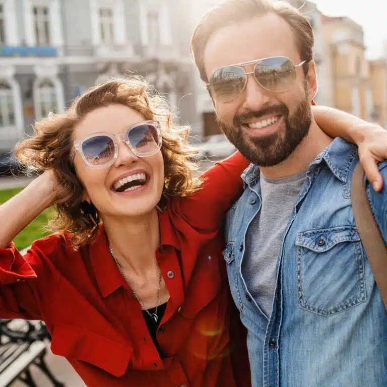 چه عینک آفتابی به صورت شما می‌آید؟ راهنمای طلایی انتخاب عینک بر اساس فرم صورت